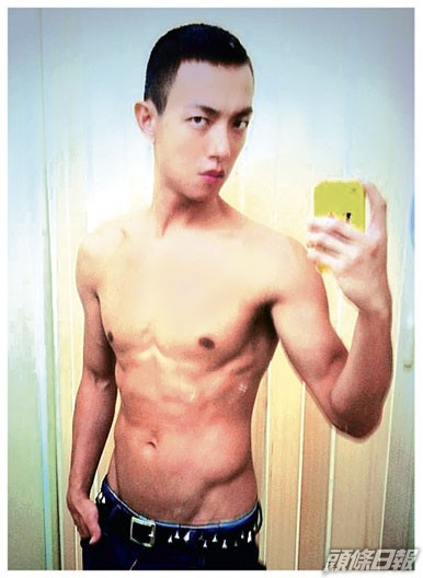 梁競徵亦曾經操肌，是鋼條身形，絕非行健碩bulk路線。